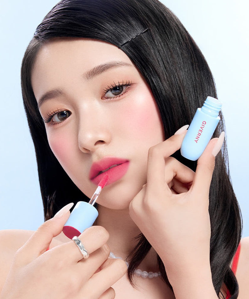 Femme appliquant le GIVERNY Fluffy Sheer Tint 3.5g, maquillage léger et coloré.