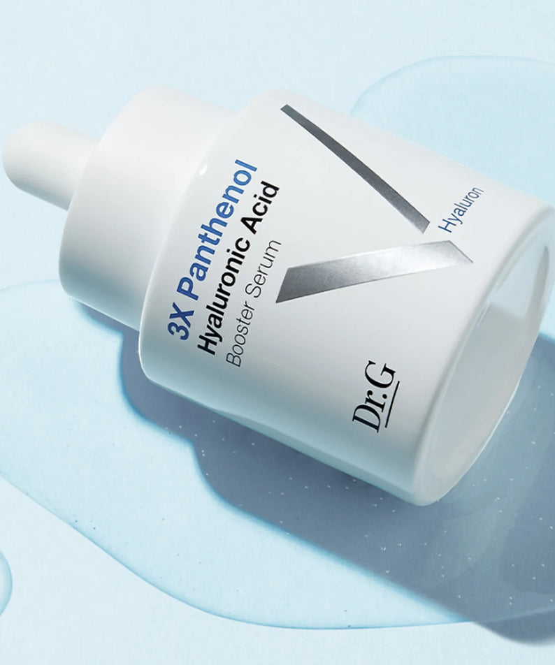 Bouteille de 30ml de DR.G Panthenol Booster Hyaluronic Serum sur fond bleu, sérum hydratant avec acide hyaluronique.