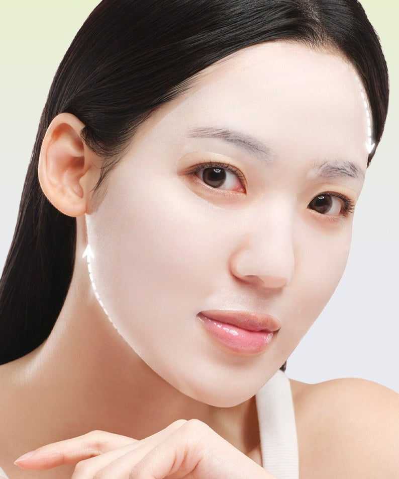 Femme portant le masque DR.G Red Blemish Cool Vita C Trace Mask 10 Sheets pour le soin de la peau et la réduction des imperfections.