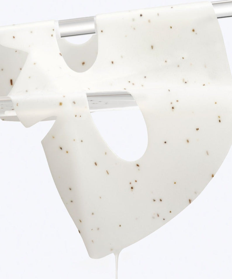 DR.G Red Blemish Hyal Cica Cooling Gel Mask 1 Sheets enroulé autour de barres métalliques, montrant sa texture unique.