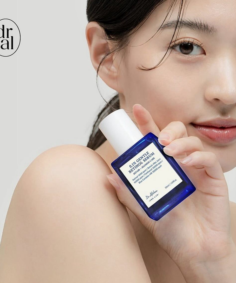 Femme tenant un flacon de DR.ALTHEA 0.1% Gentle Retinol Serum 30ml avec un design élégant et minimaliste.