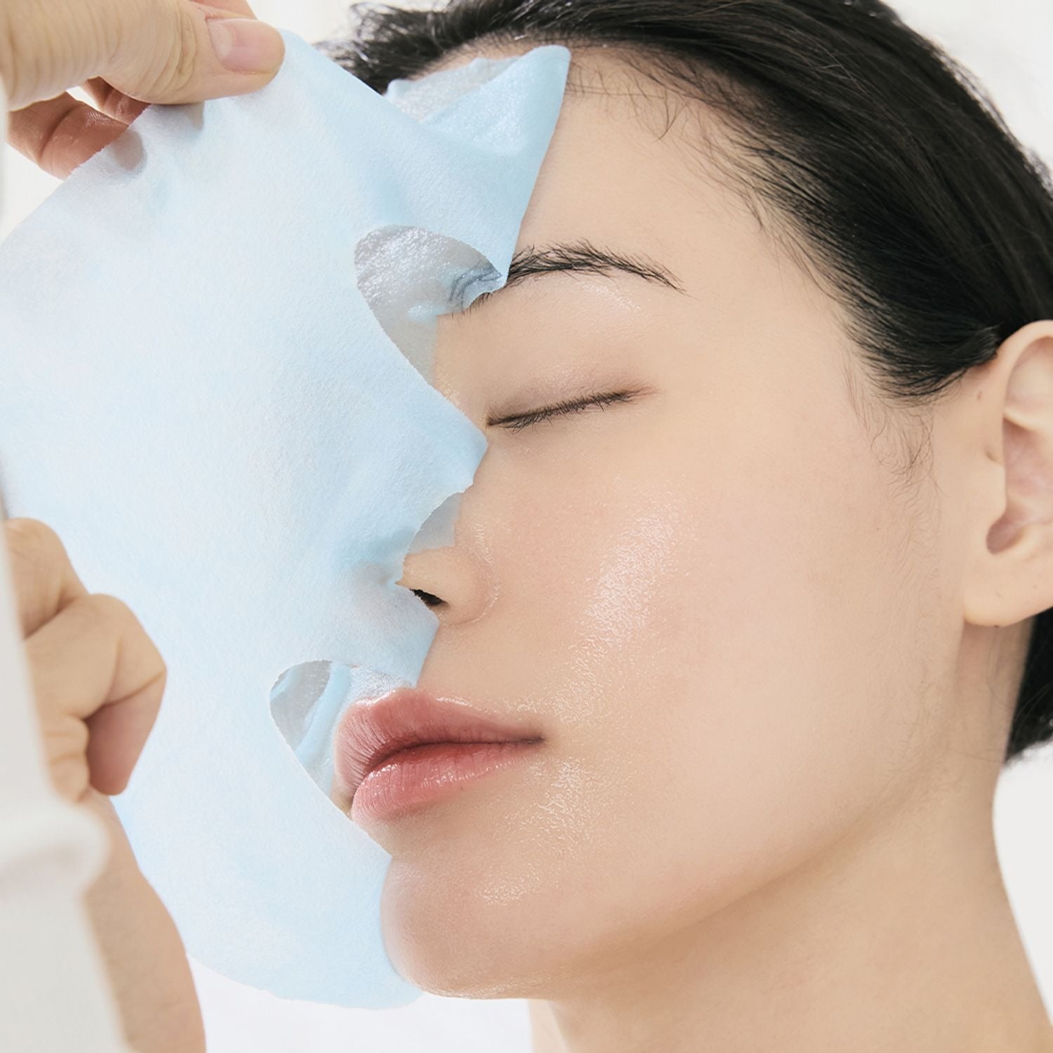 DR.ALTHEA Aqua Blue Hydrating Mask (4ea) sur une femme au visage, masque bleu hydratant, marque en contexte beauté