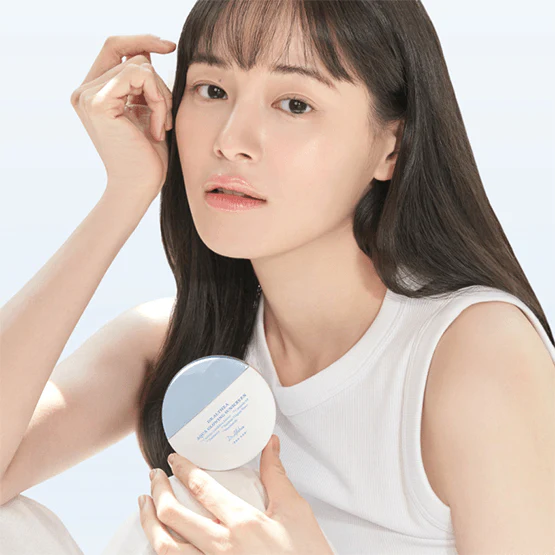 DR.ALTHEA Aqua Glowing Sunscreen 45ml de la marque, femme applique une crème solaire, produit rond sur fond clair