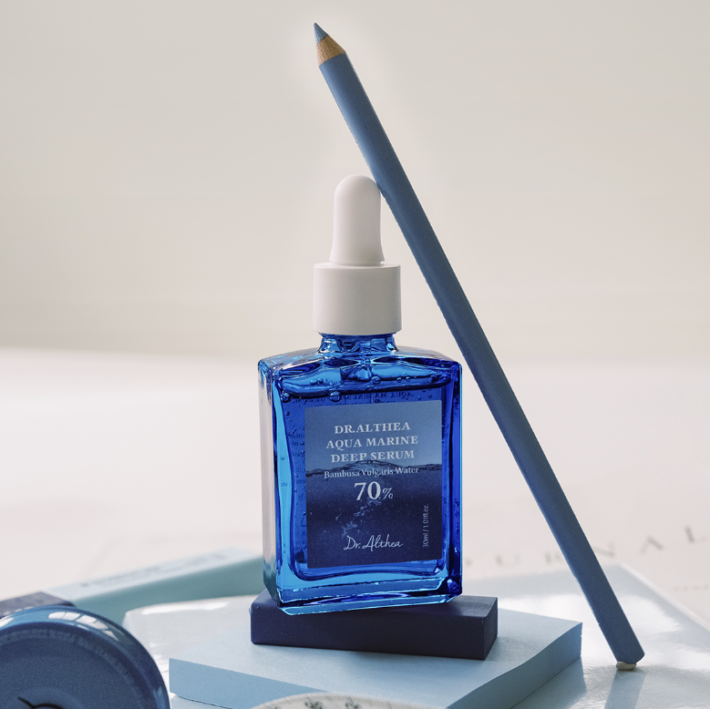 DR.ALTHEA Aqua Marine Deep Serum 30ml, flacon bleu avec pipette, maquillage/soin visage sur fond clair, style aquatique.