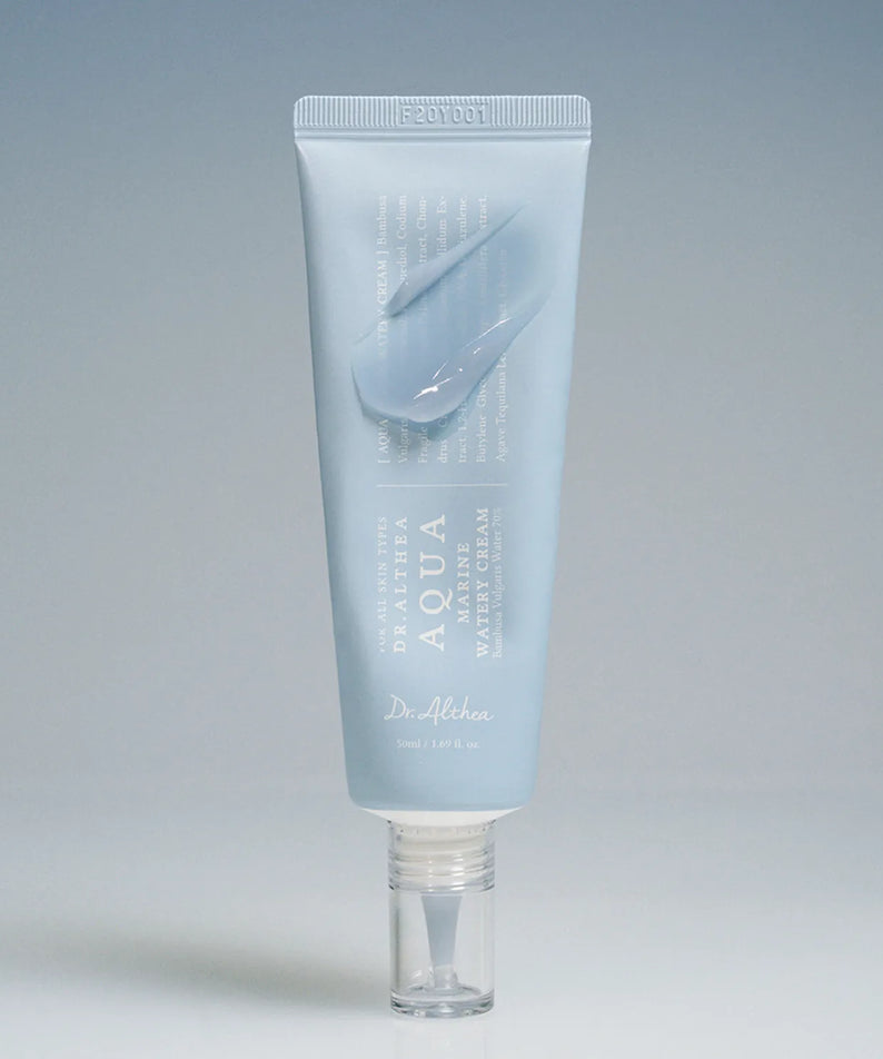 DR.ALTHEA Aqua Marine Watery Cream 50ml, tube crème hydratante sur fond bleu clair, visuel produit en studio.