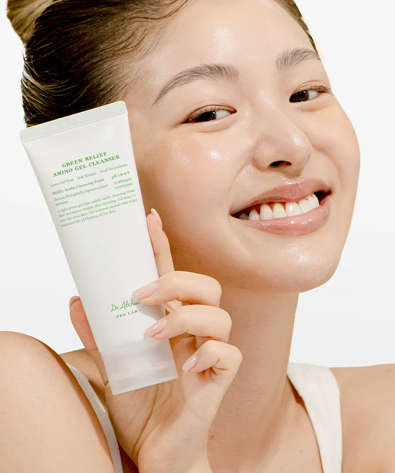 Modèle souriant tenant le DR.ALTHEA Green Relief Amino Gel Cleanser 100ml.