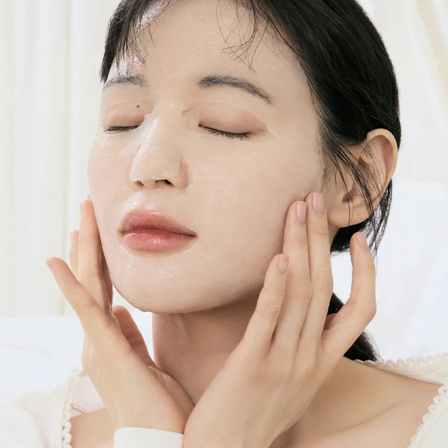 DR.ALTHEA Jelly Seal Dewy Mask (4ea) de la marque DR.ALTHEA : visage hydraté, application du gel en gros plan, ambiance spa