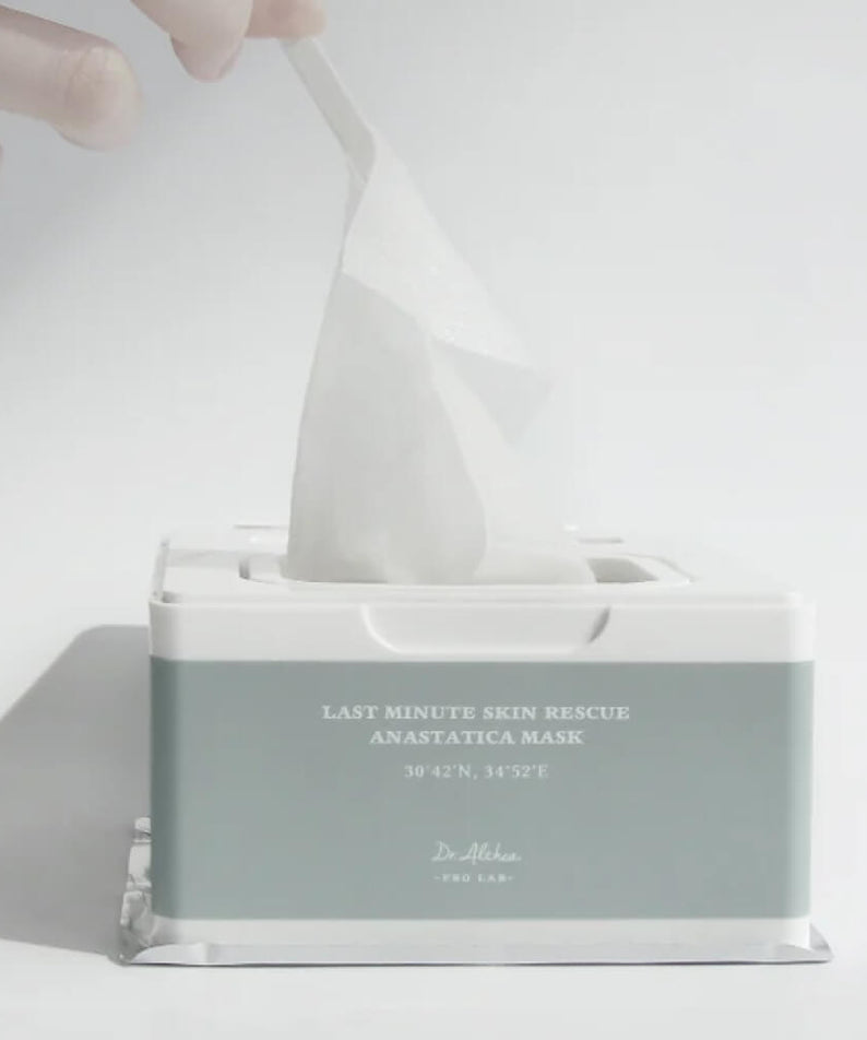 Masque DR.ALTHEA Last Minute Skin Rescue Resurrection (30ea) 310g avec main retirant une feuille du paquet élégant.