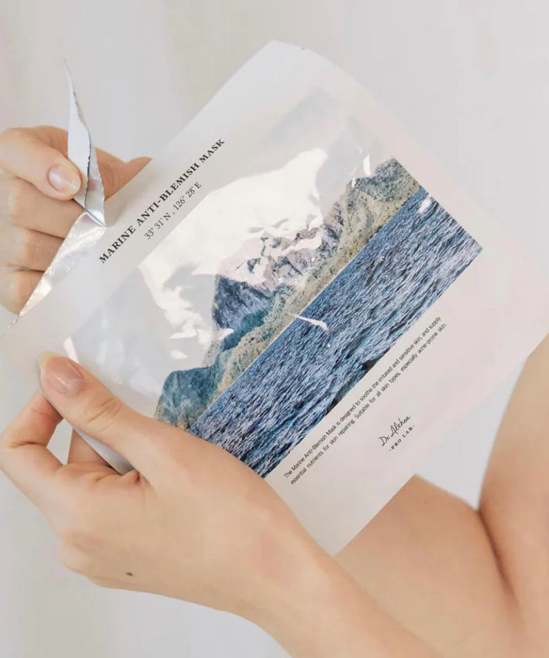 Personne tenant le DR.ALTHEA Marine Anti Blemish Mask (5ea) avec design marin.