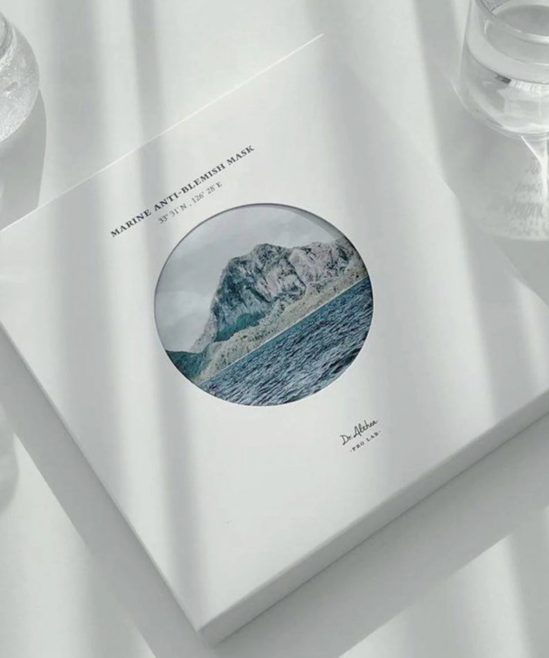 DR.ALTHEA Marine Anti Blemish Mask (5ea) sur une table ensoleillée, avec illustration marine sur la boîte.