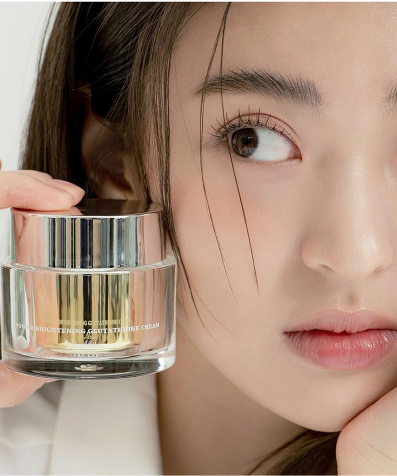 Femme tenant un pot de crème DR.ALTHEA Niathion Cream 30ml sur son visage, vue rapprochée.