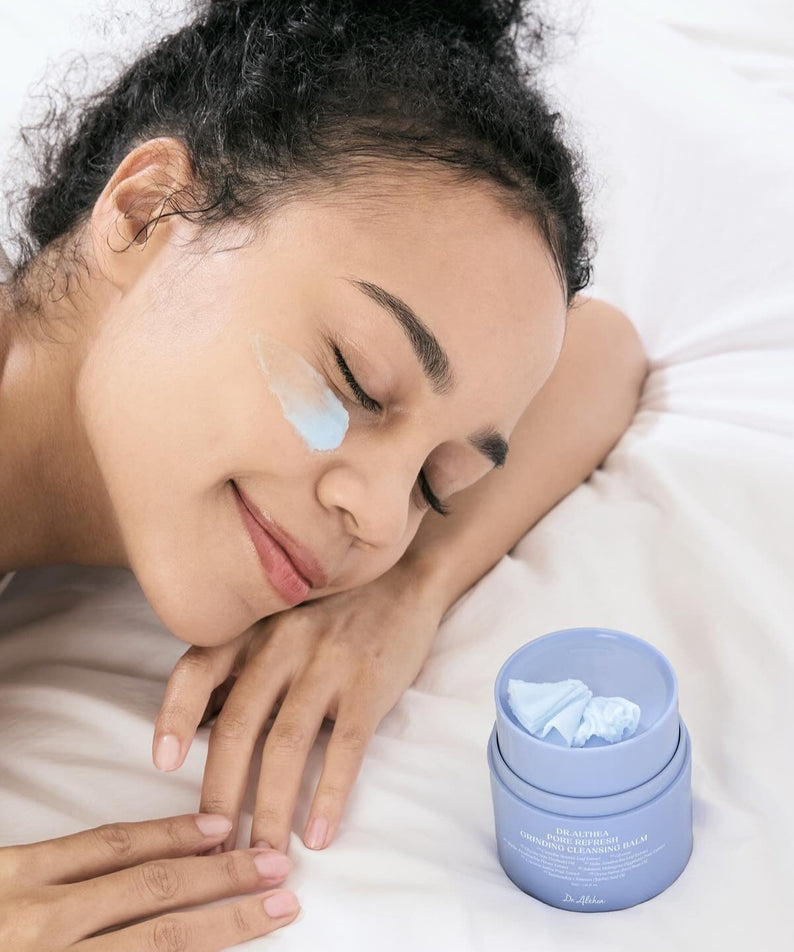 Femme au repos avec baume sur le visage, pot DR.ALTHEA Pore Refresh Grinding Cleansing Balm 50ml, soins visage en salle