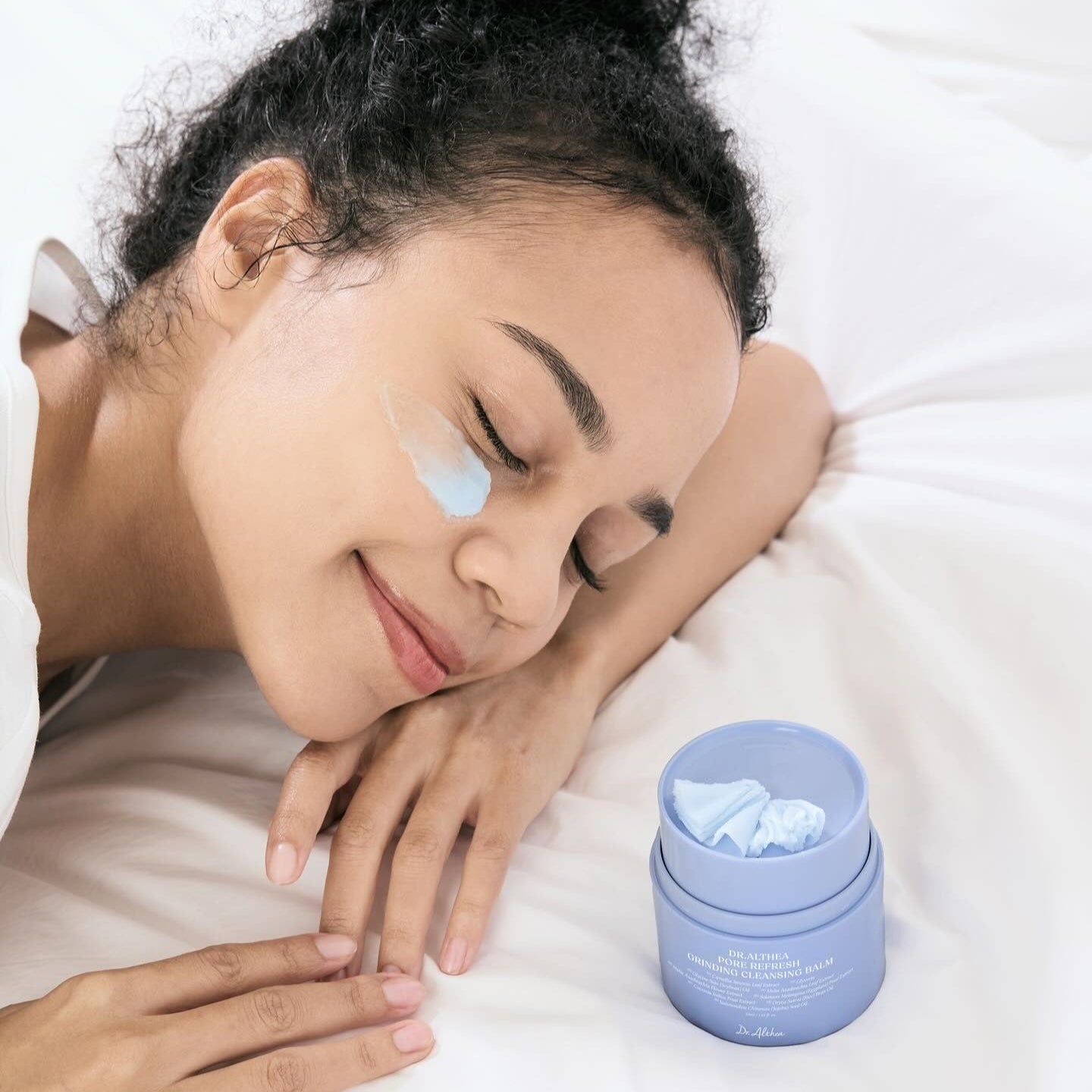 Femme au repos avec baume sur le visage, pot DR.ALTHEA Pore Refresh Grinding Cleansing Balm 50ml, soins visage en salle