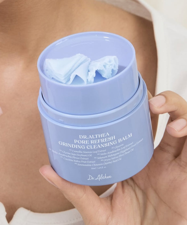 DR.ALTHEA Pore Refresh Grinding Cleansing Balm 50ml, baume nettoyant bleu, mains tenant le produit sur peau, soin visage