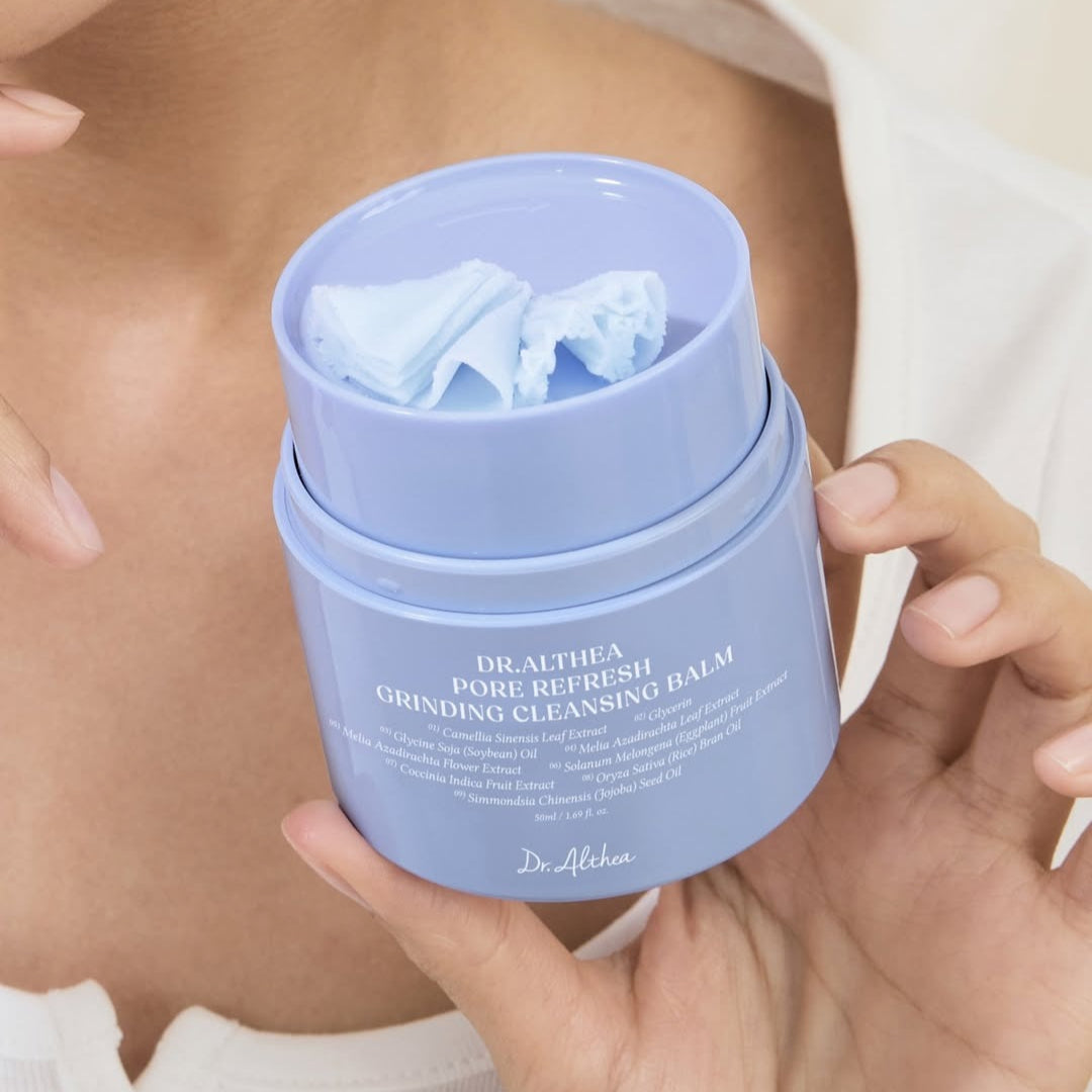 DR.ALTHEA Pore Refresh Grinding Cleansing Balm 50ml, baume nettoyant bleu, mains tenant le produit sur peau, soin visage
