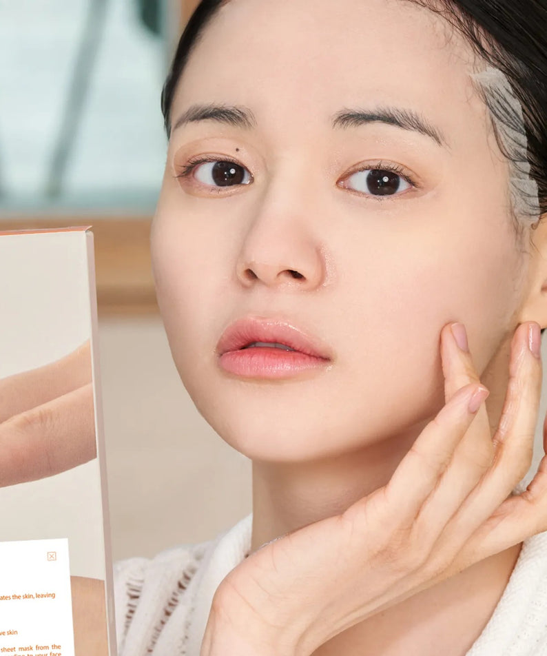 DR.ALTHEA Vita glow Mask (4ea) : femme appliquant le masque en studio, packaging visible, marque DR.ALTHEA