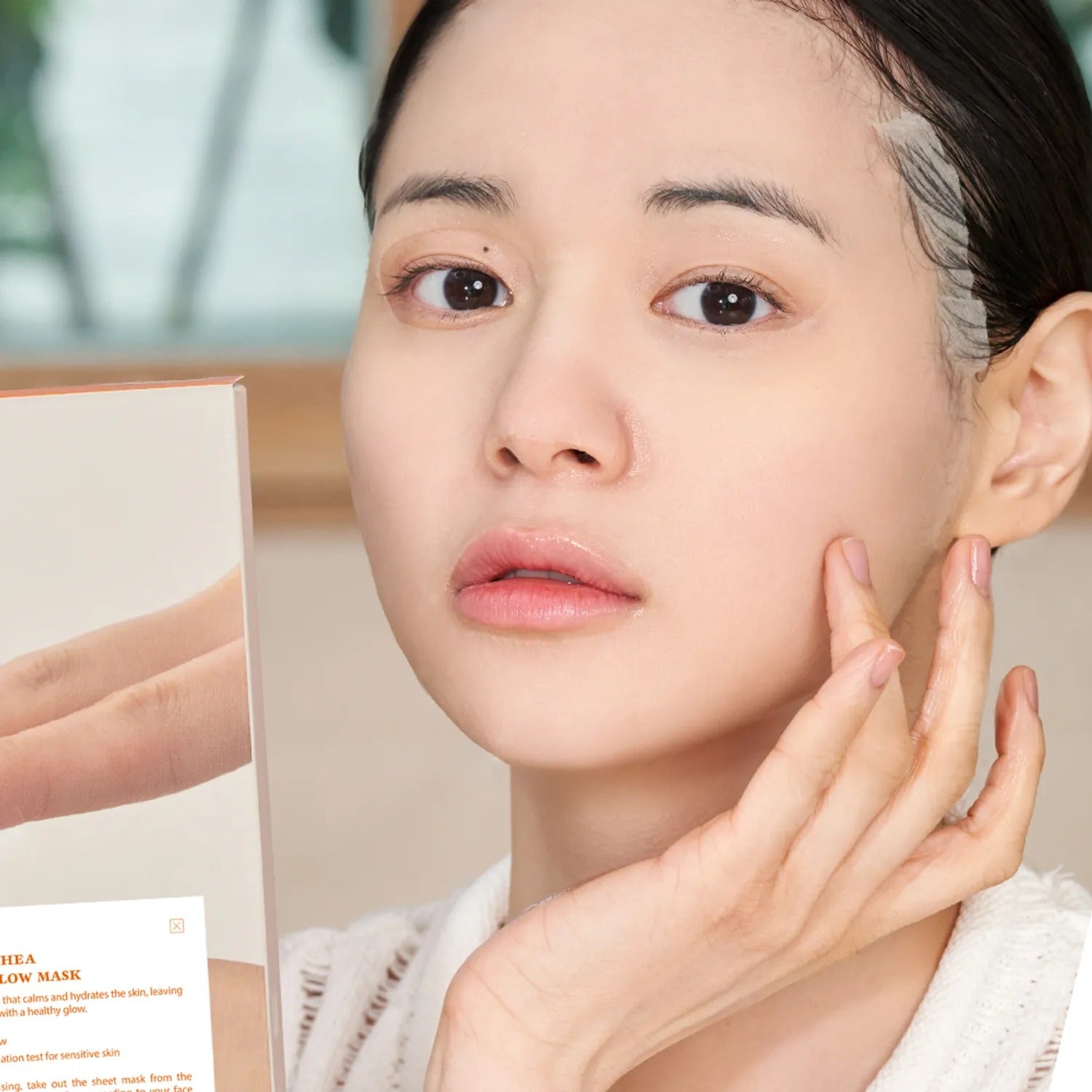 DR.ALTHEA Vita glow Mask (4ea) : femme appliquant le masque en studio, packaging visible, marque DR.ALTHEA