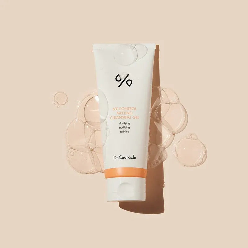 Décris l'image en français : DR.CEURACLE 5 Alpha Control Melting Cleansing Gel 150ml, tube Dr.Ceuracle sur fond beige avec bulles décoratives.