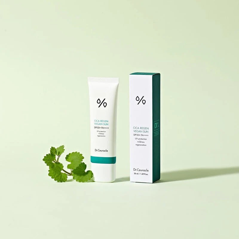 DR.CEURACLE Cica Regen Vegan Sun SPF50+PA++++ 50ml, packshot sur fond vert clair avec plante, crème solaire vegan cicatrisante