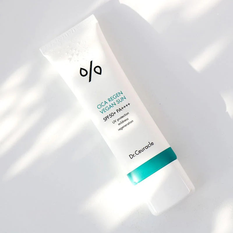 DR.CEURACLE Cica Regen Vegan Sun SPF50+PA++++ 50ml, tube solaire en packaging blanc sur fond lumineux, contexte produit.