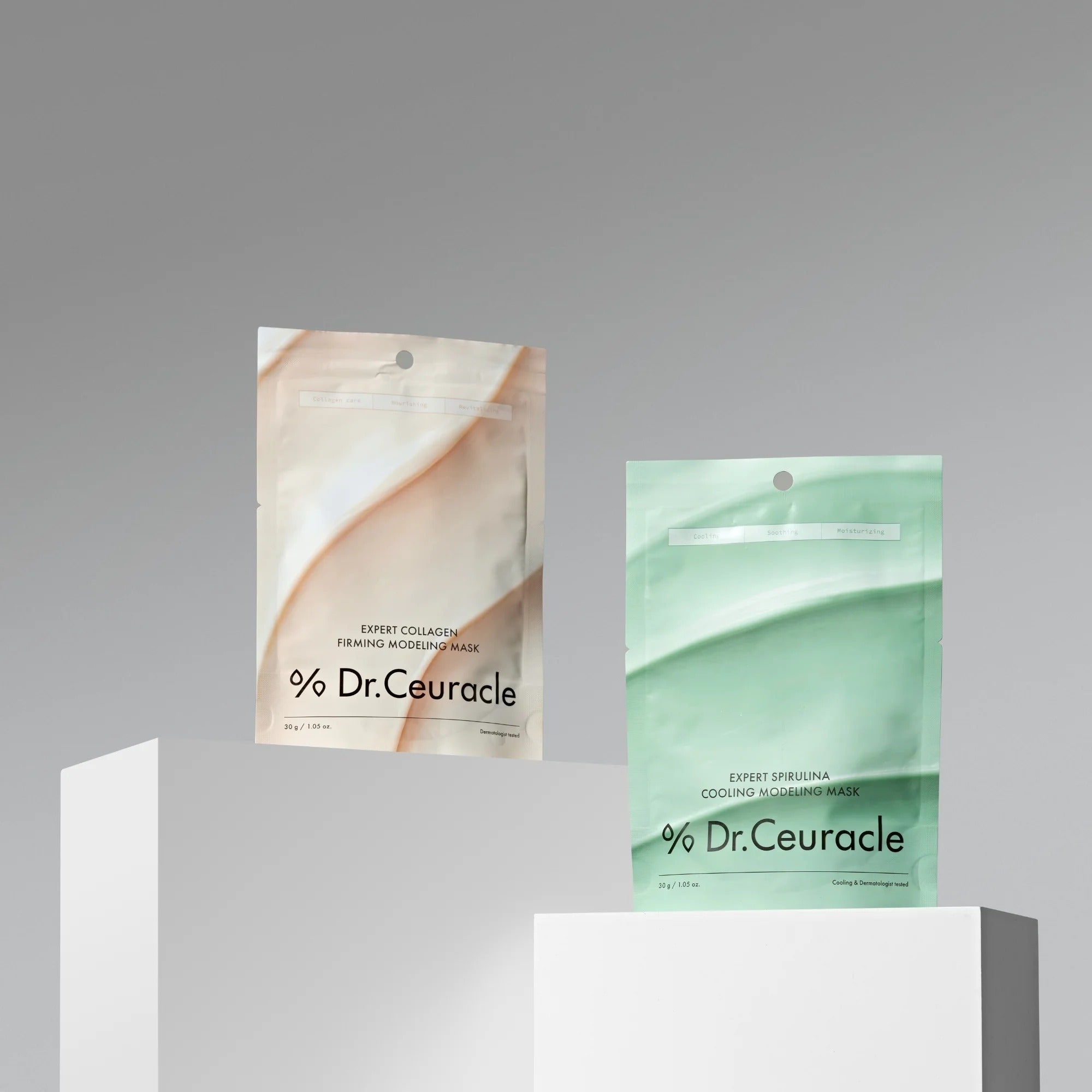 DR.CEURACLE Expert Spirulina Cooling Modeling Mask 30g, masques en sachets vert et beige, fond studio minimaliste.