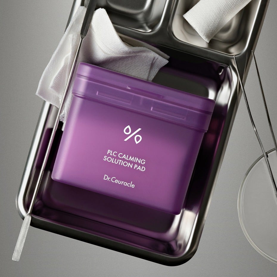 DR.CEURACLE PLC Calming Solution Pad 130 pads, boîte violette dans un coffret, visuel produit maquillage, Dr.Ceuracle
