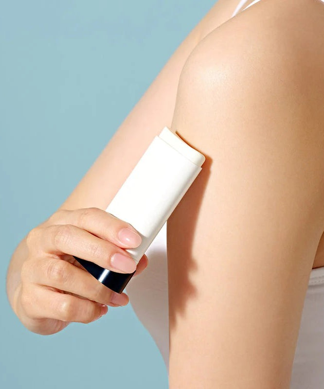 DR.CEURACLE Pro Balance Comfort Sun Stick 18g : stick solaire en main sur peau, fond bleu, marque coréenne