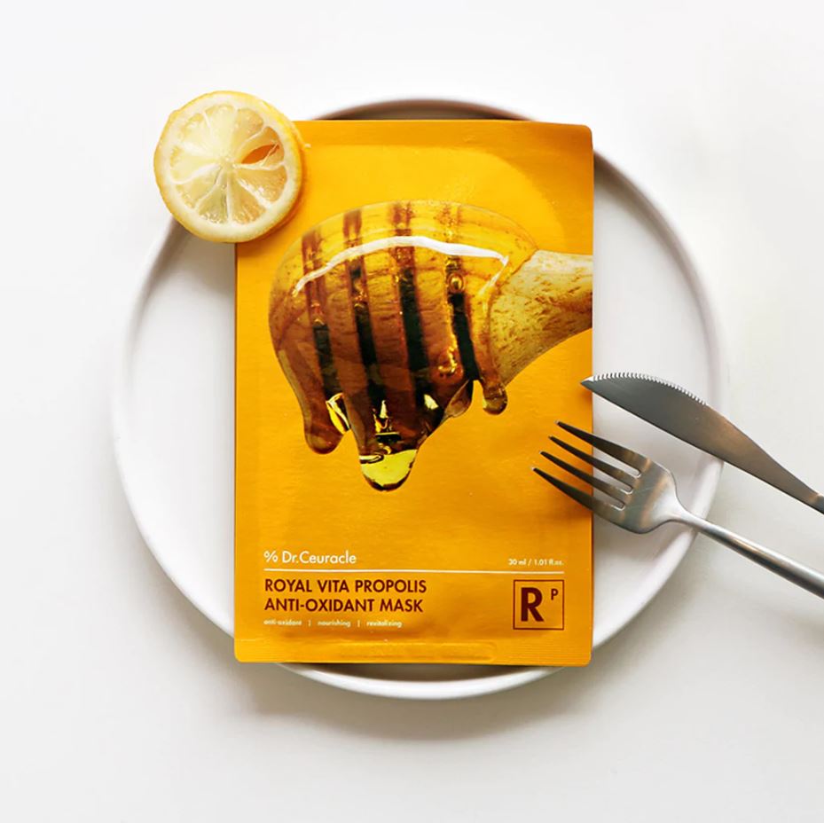 DR.CEURACLE Royal Vita Propolis Glow Mask (10EA) : masque anti-oxydant sur plateau, miel, citron et fourchette, style premium