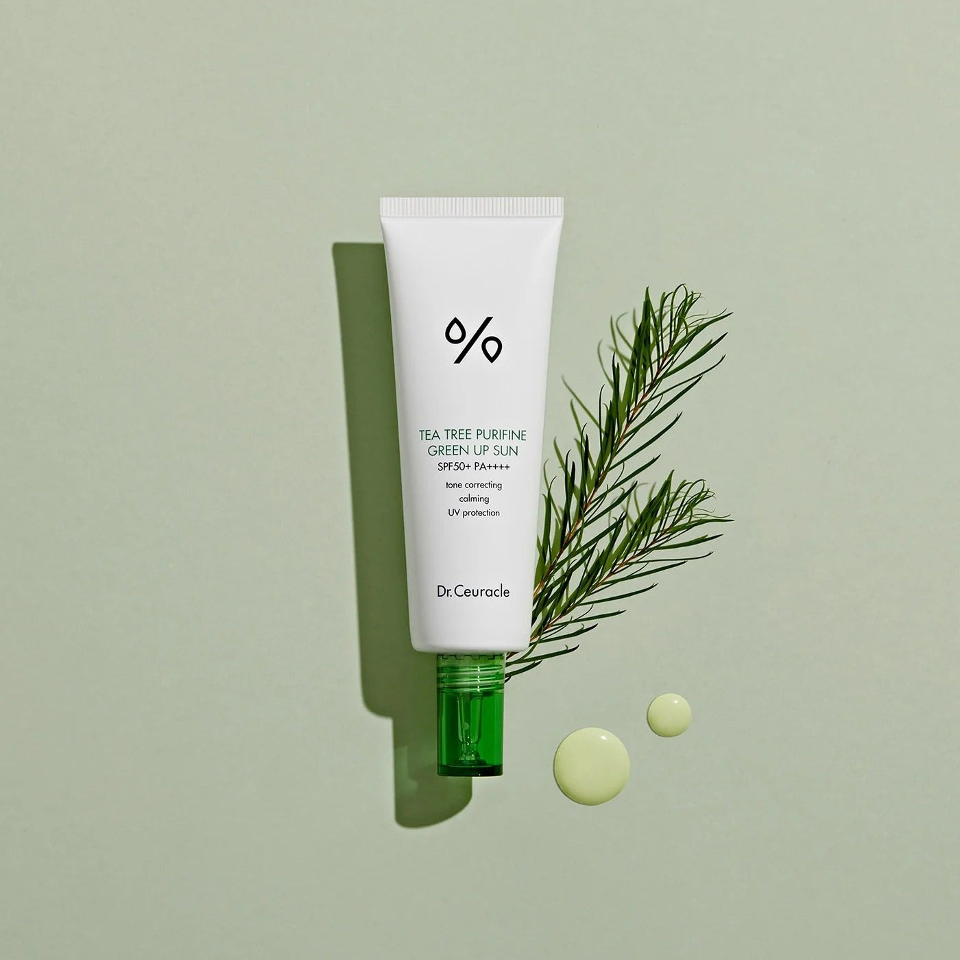 DR.CEURACLE Tea Tree Purifine Green Up Sun 50ml, tube crème solaire marque Dr.Ceuracle sur fond vert avec plante