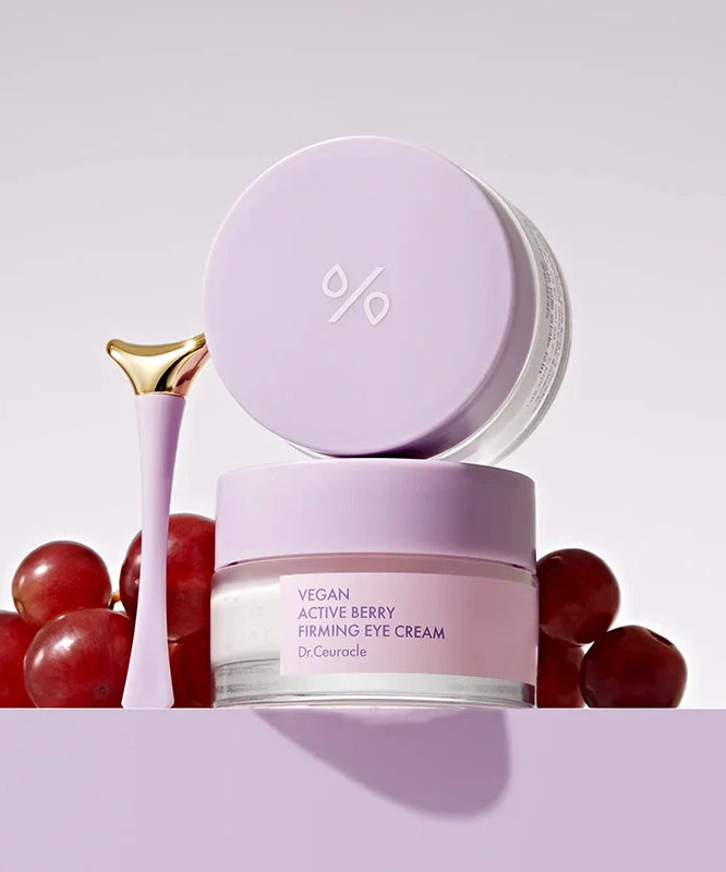Crème pour les yeux DR.CEURACLE Vegan Active Berry Firming Eye Cream, pot rose avec baies en décor, mise en scène esthétique.