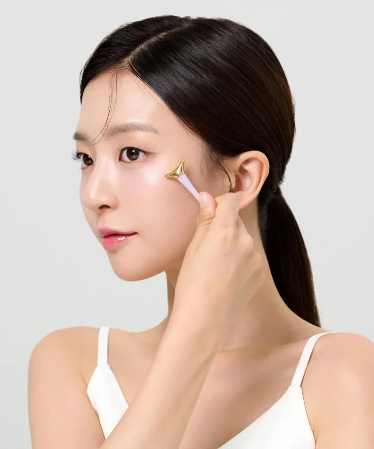 Femme appliquant DR.CEURACLE Vegan Active Berry Firming Eye Cream sur visage, soin anti-âge pour un contour des yeux raffermi.