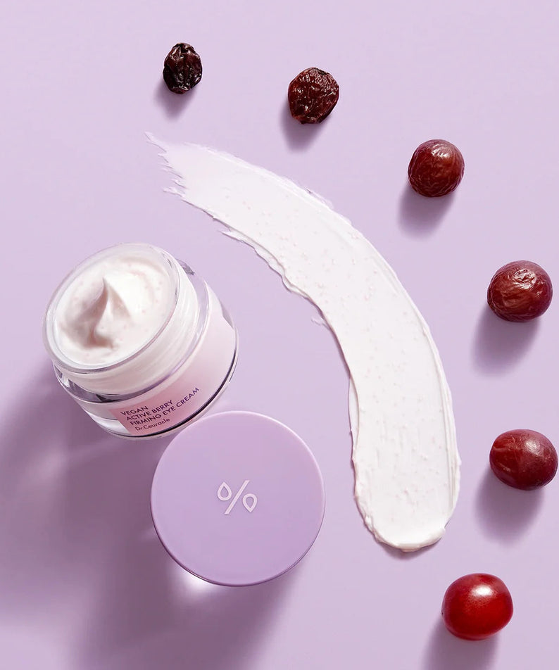 Crème pour les yeux DR.CEURACLE Vegan Active Berry Firming Eye Cream sur fond lavande avec application de crème et baies.