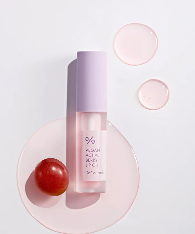 Image du produit DR.CEURACLE Vegan Active Berry Lip Oil avec flacon et fruit, huile à lèvres végan aux baies pour hydrater et nourrir.