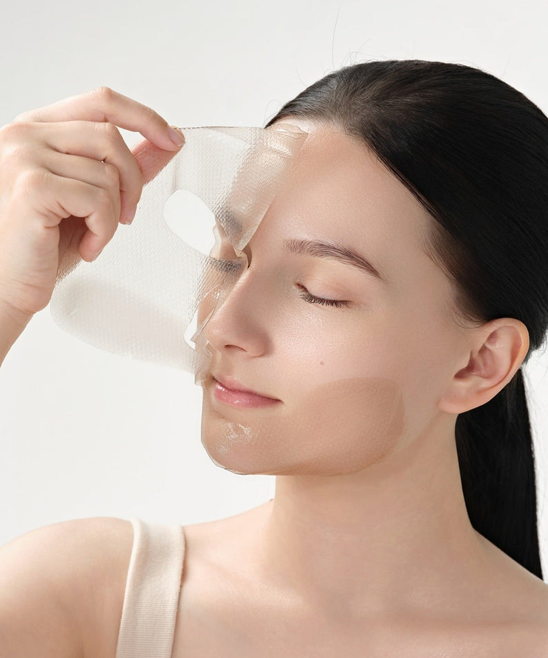 DR.CEURACLE Vegan Kombucha Tea Essence-in-Gel Mask : femme applique un gel masque hydratant sur le visage, marque DR.CEURACLE