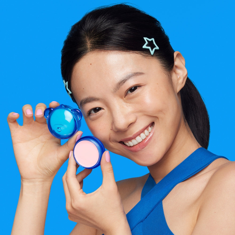 Décris l'image en français : DR.JART+ Vital Hydra Solution™ Hydrating Lip Mask, marque présentée sur fond bleu avec produit et visage.