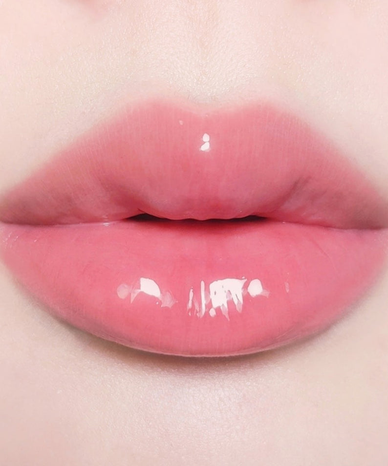 Décris l'image en français : DR.JART+ Vital Hydra Solution™ Hydrating Lip Mask sur les lèvres, marque visible, gros plan.