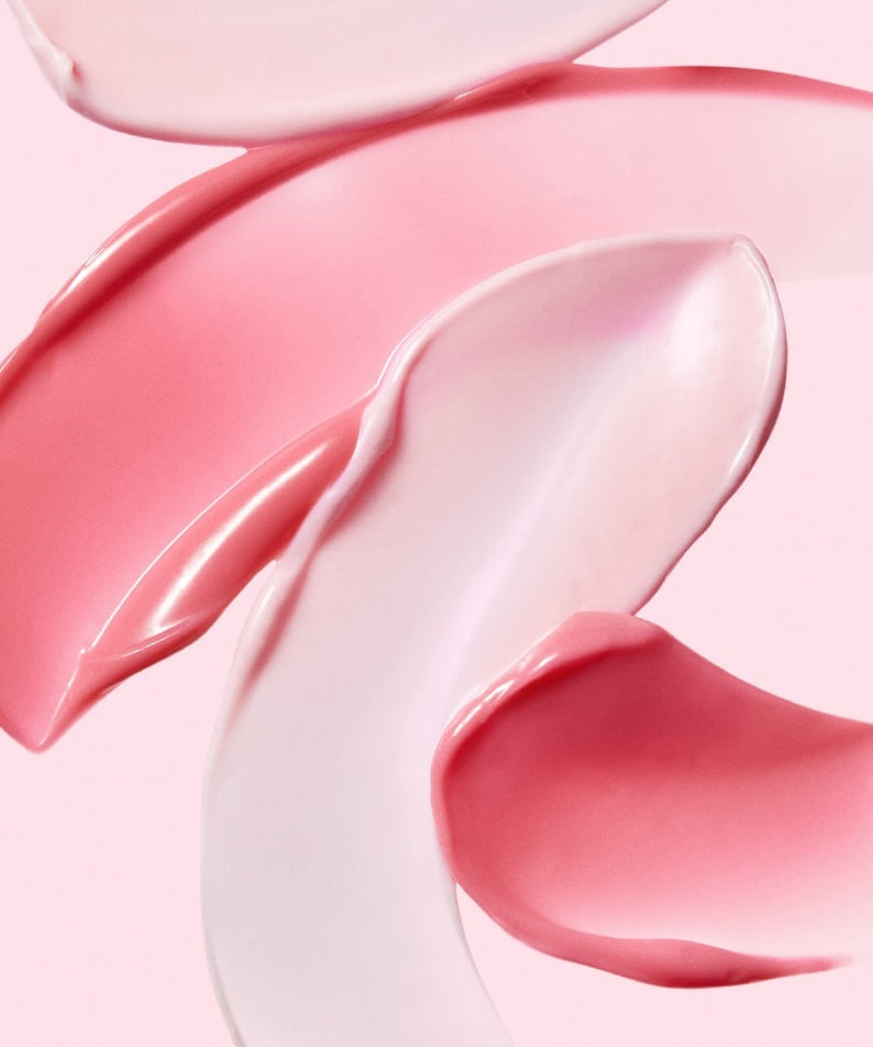 Décris l'image en français : DR.JART+ Vital Hydra Solution™ Hydrating Lip Mask, lèvres hydratées, textures rose brillante.