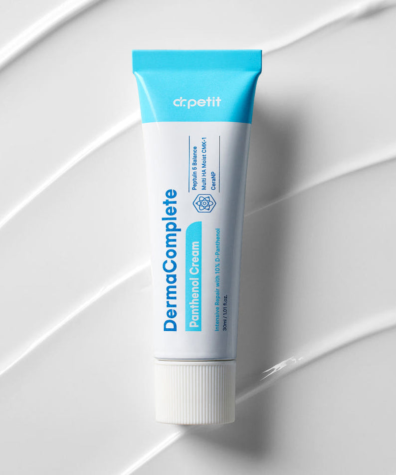 DR.PETIT Derma Complete Panthenol Cream 30ml de la marque Dr.Petit, tube bleu sur fond crème, éclairage doux.