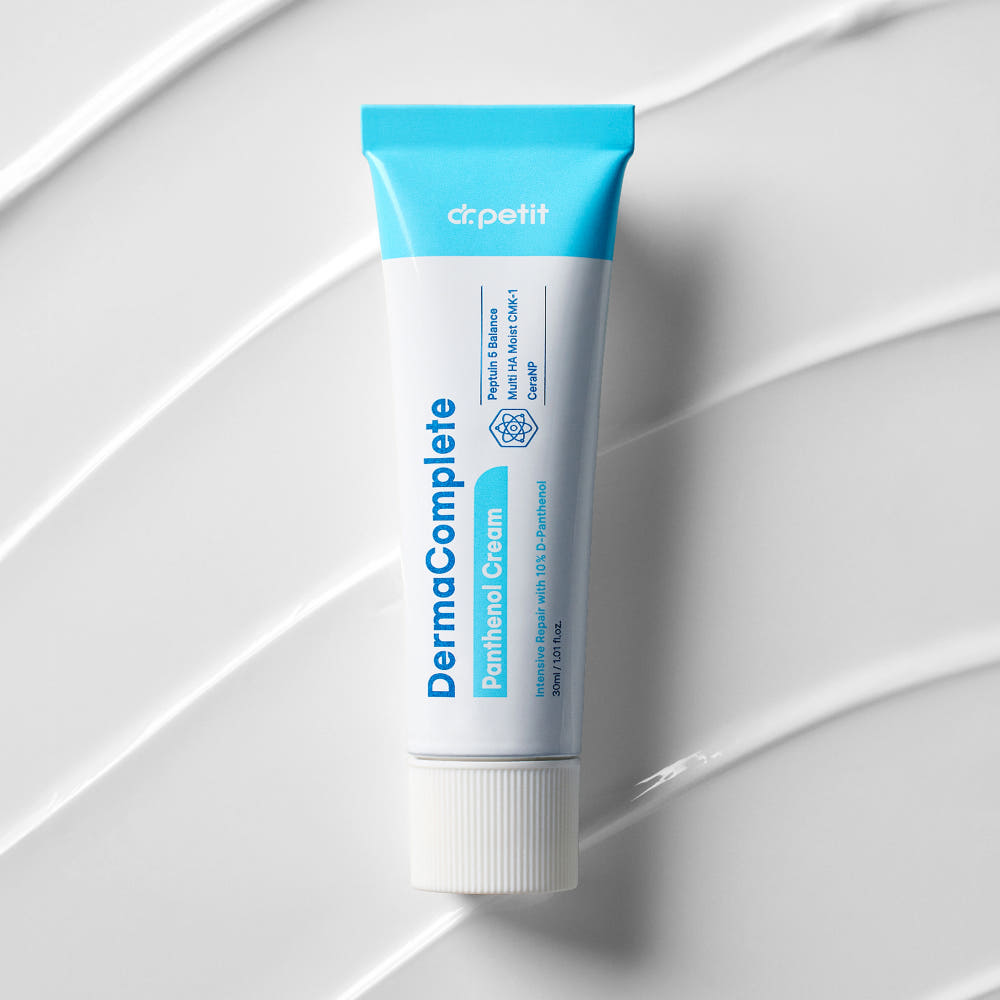 DR.PETIT Derma Complete Panthenol Cream 30ml de la marque Dr.Petit, tube bleu sur fond crème, éclairage doux.