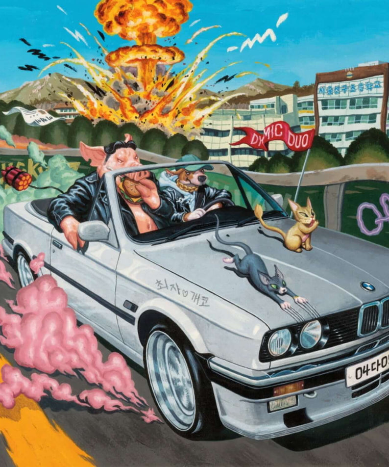 DYNAMIC DUO - OFF DUTY - Album Kpop : cover illustrée, DYNAMIC DUO en voiture sur route, explosion, ville en arrière-plan