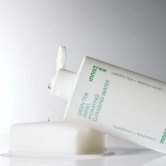 INNISFREE Green Tea Amino Hydrating Cleansing Water 320ml, flacon blanc sur fond clair, visuel produit de la marque.