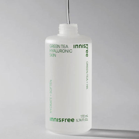 INNISFREE Green Tea Hyaluronic Skin 170ml : flacon Innisfree en arrière-plan studio blanc, produit de soin hydratant.