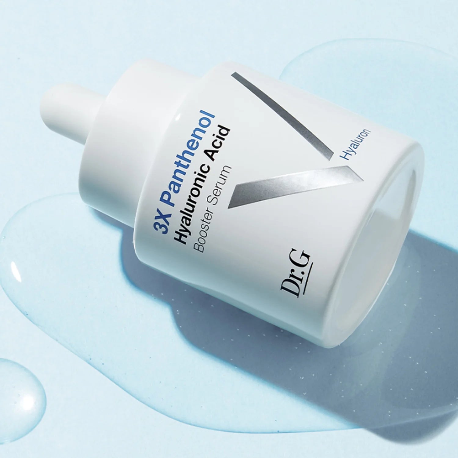 Dr.G Panthenol Booster Hyaluronic Serum 30ml, flacon de la marque Dr.G sur fond bleu, contexte soin visage.