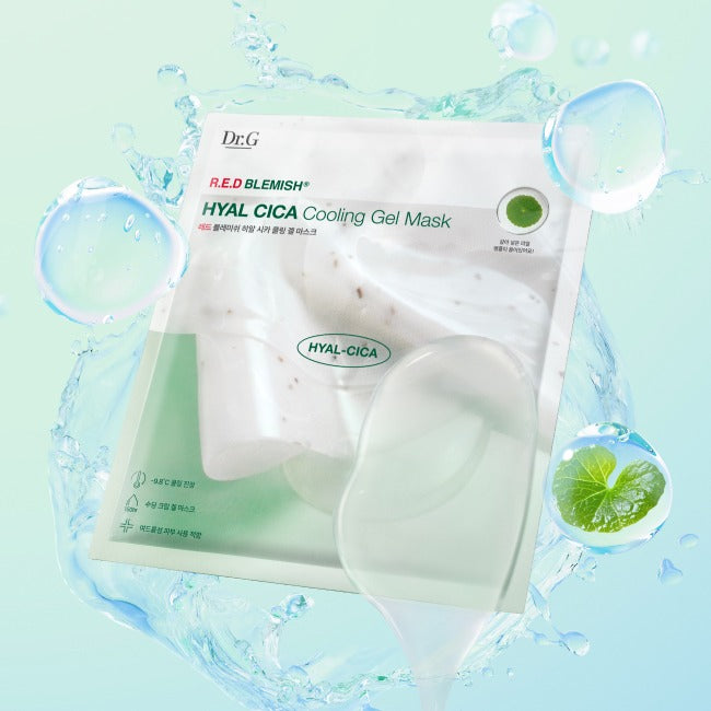 Décris l'image en français: Dr.G Red Blemish Hyal Cica Cooling Gel Mask 1 Sheets, marque Dr.G, masque hydratant sur fond éclaboussures.