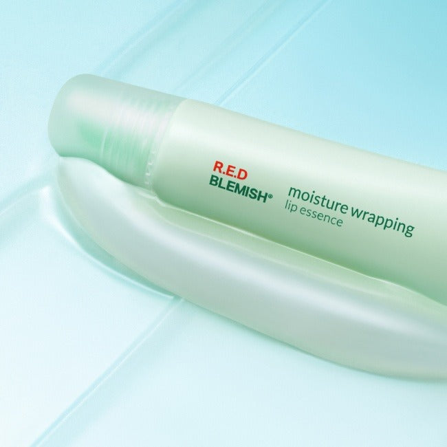 Dr.G Red Blemish Moisture Wrapping Lip Essence 10mL de Dr.G, tube bleu clair en gros plan sur fond pastel