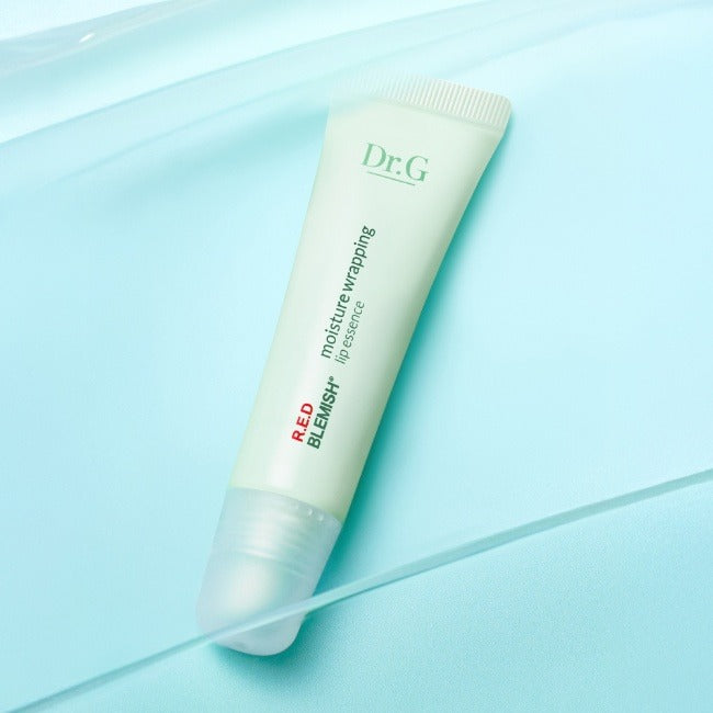 Décris l'image en français : Dr.G Red Blemish Moisture Wrapping Lip Essence 10mL, tube Dr.G sur fond bleu clair.