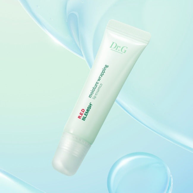 Décris l'image en français en mentionnant le produit, la marque et le contexte visuel : Dr.G Red Blemish Moisture Wrapping Lip Essence 10mL, tube sur fond bleu.