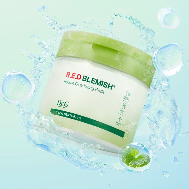 Décris l'image en français : Dr.G Red Blemish Turnip Cica Icying Pads 60 Sheets, marque Dr.G, packaging dans l’eau bleue
