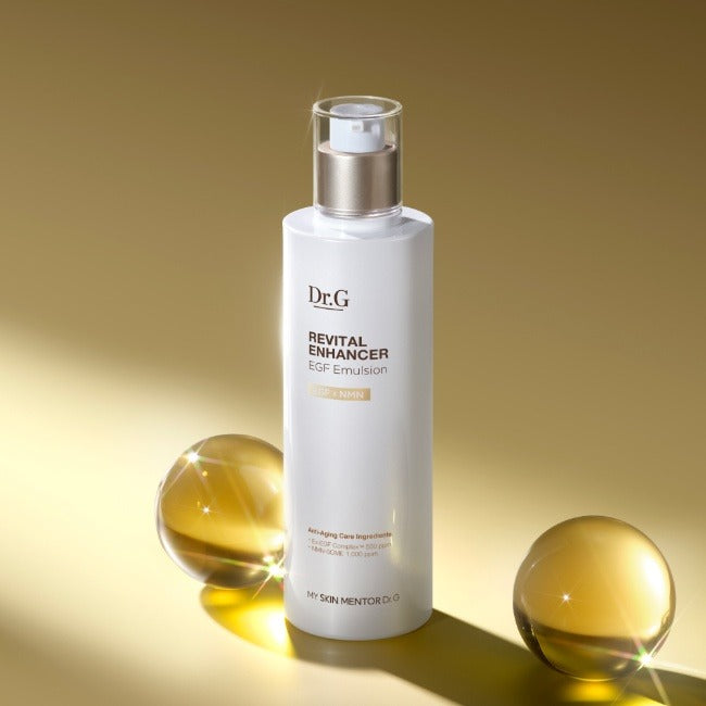 Dr.G Revital Enhancer EGF Emulsion 150mL de Dr.G, flacon blanc sur fond doré avec sphères, photo produit en studio