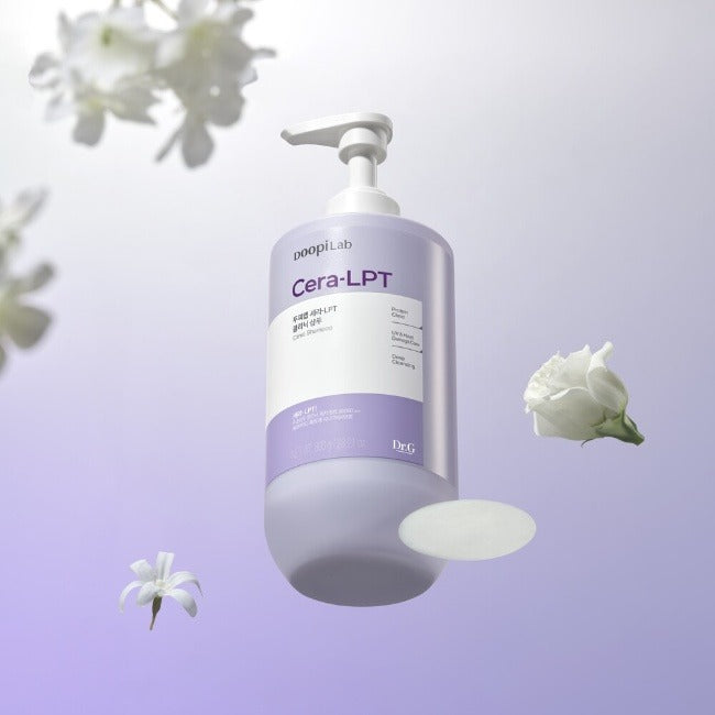 Décris l’image en français : Dr.G Scalp Lab Sera-LPT Clinic Treatment 730g de Dr. G, flacon pompe violet sur fond clair floral.